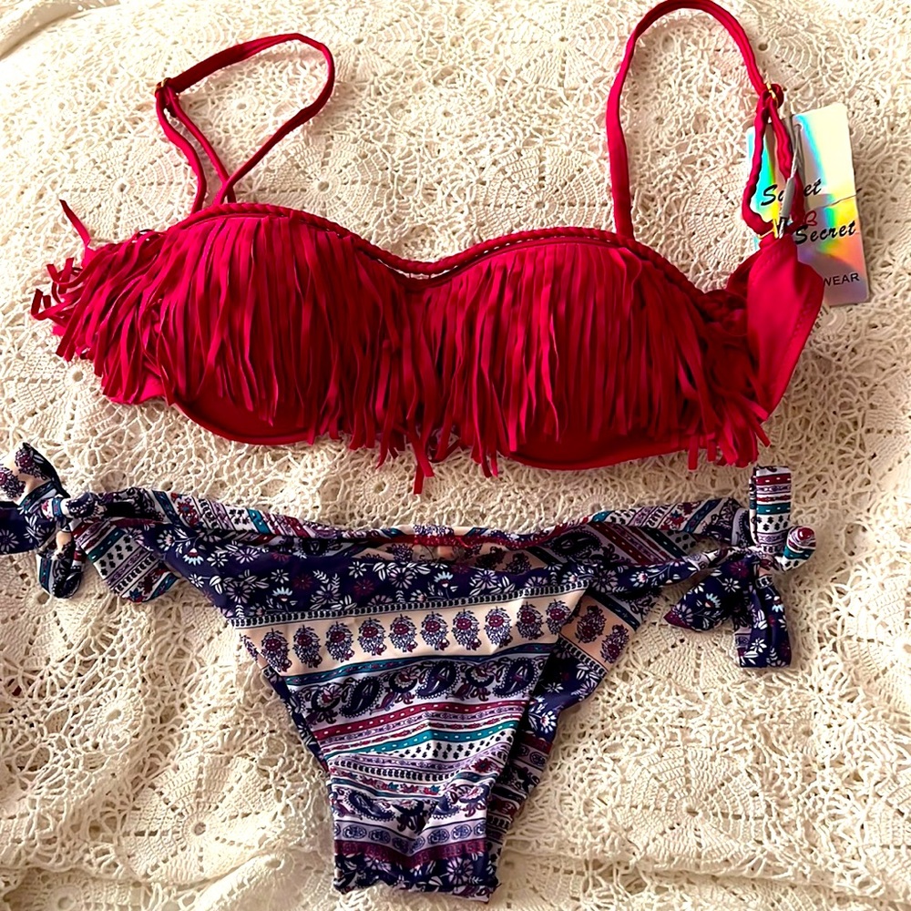 Beautiful vibrant colors on this bikini.  Sexy top never worn